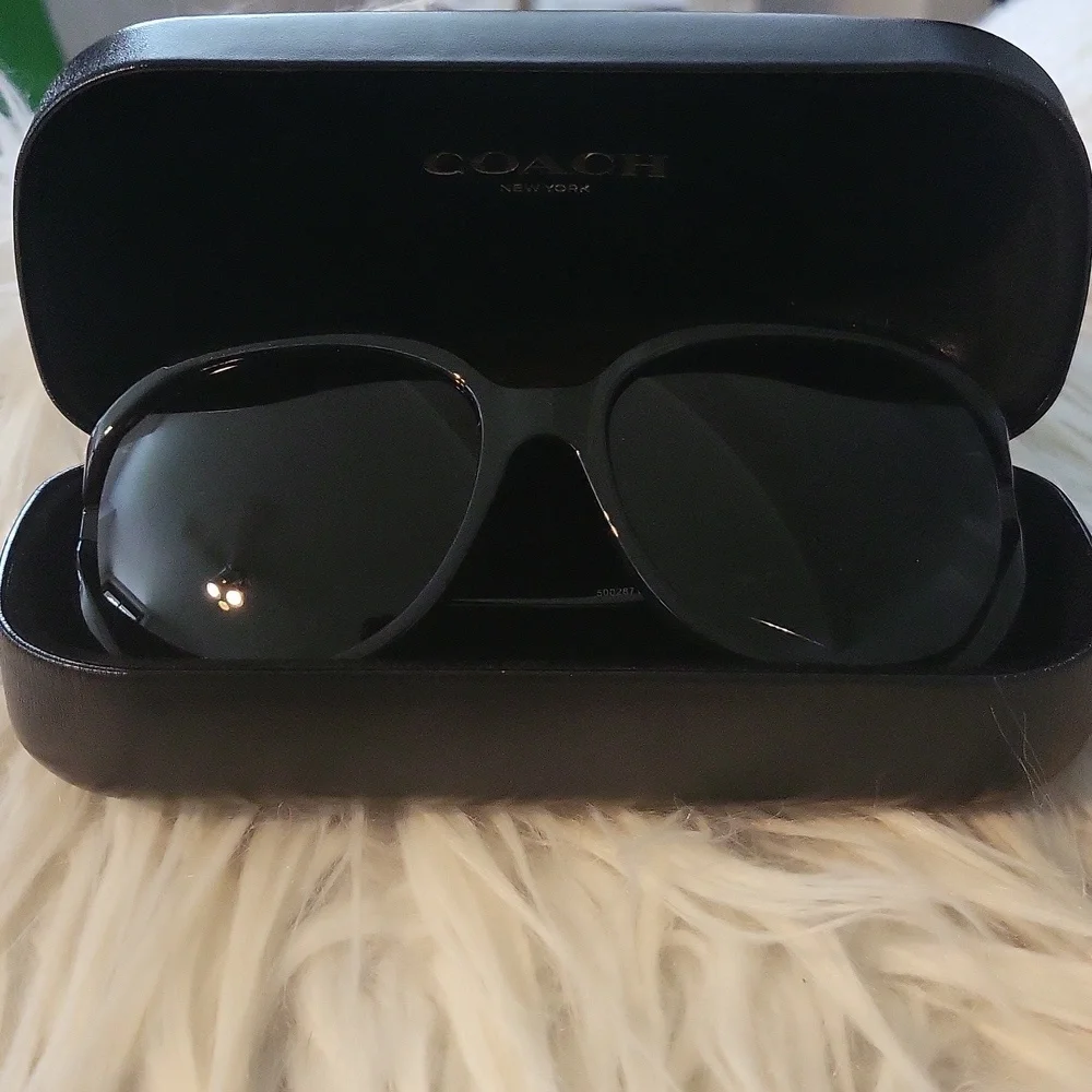 🌸🌸NEW COACH🌸🌸 Authentic Coach Black Integration Flower Sunglasses! - Picture 6 of 10